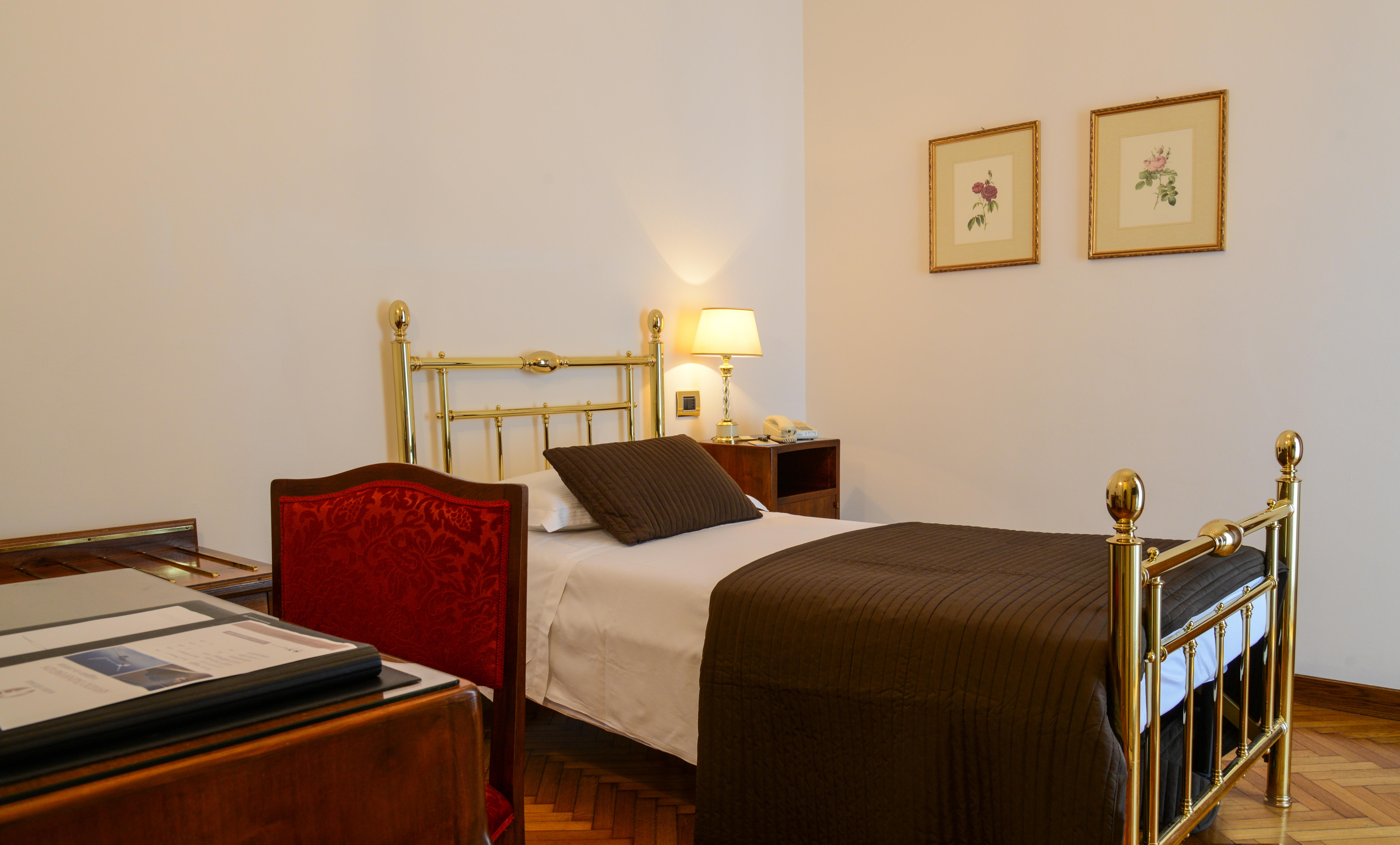 Hotel Vittoria Brescia Exterior foto A single room