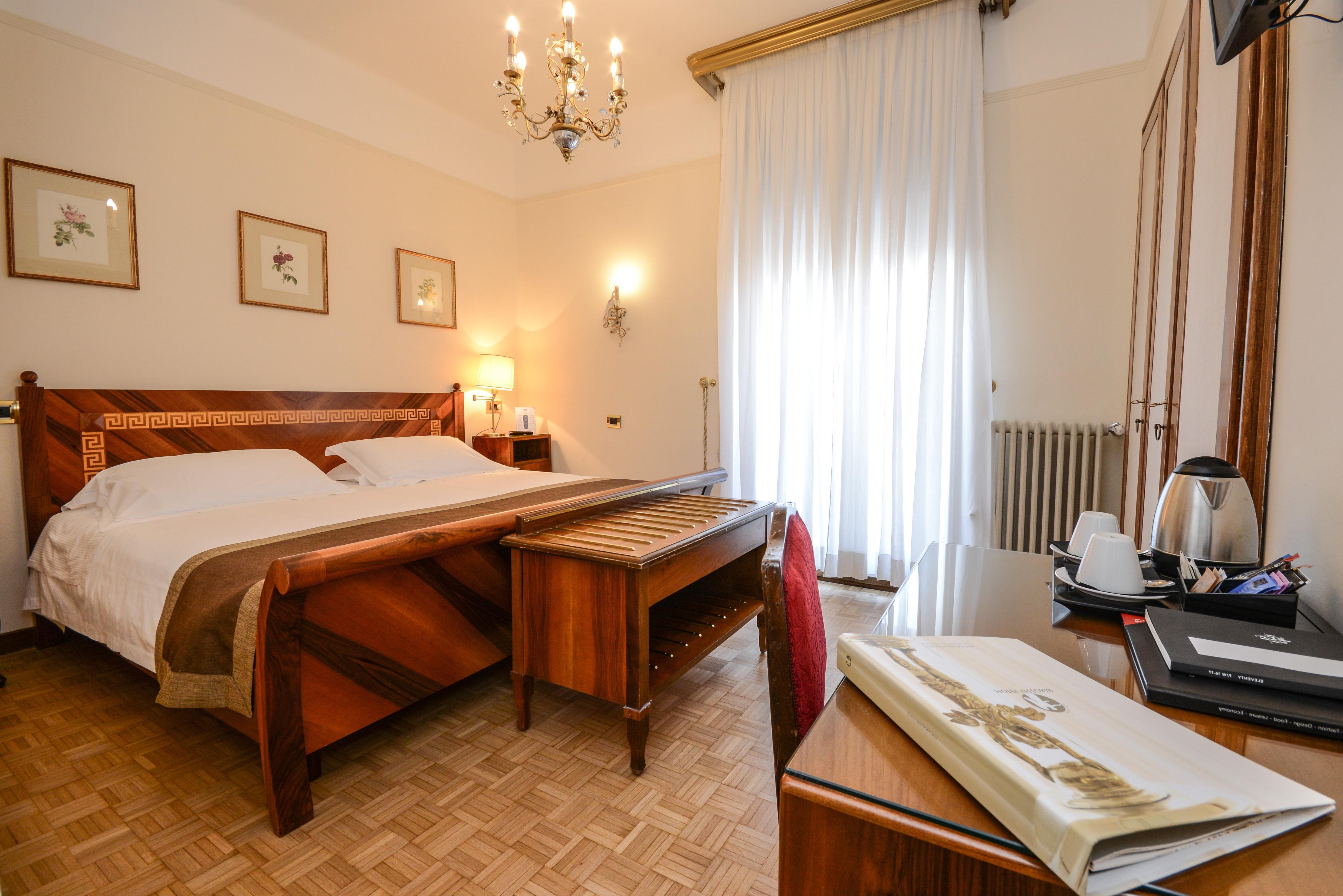 Hotel Vittoria Brescia Exterior foto A room at the hotel