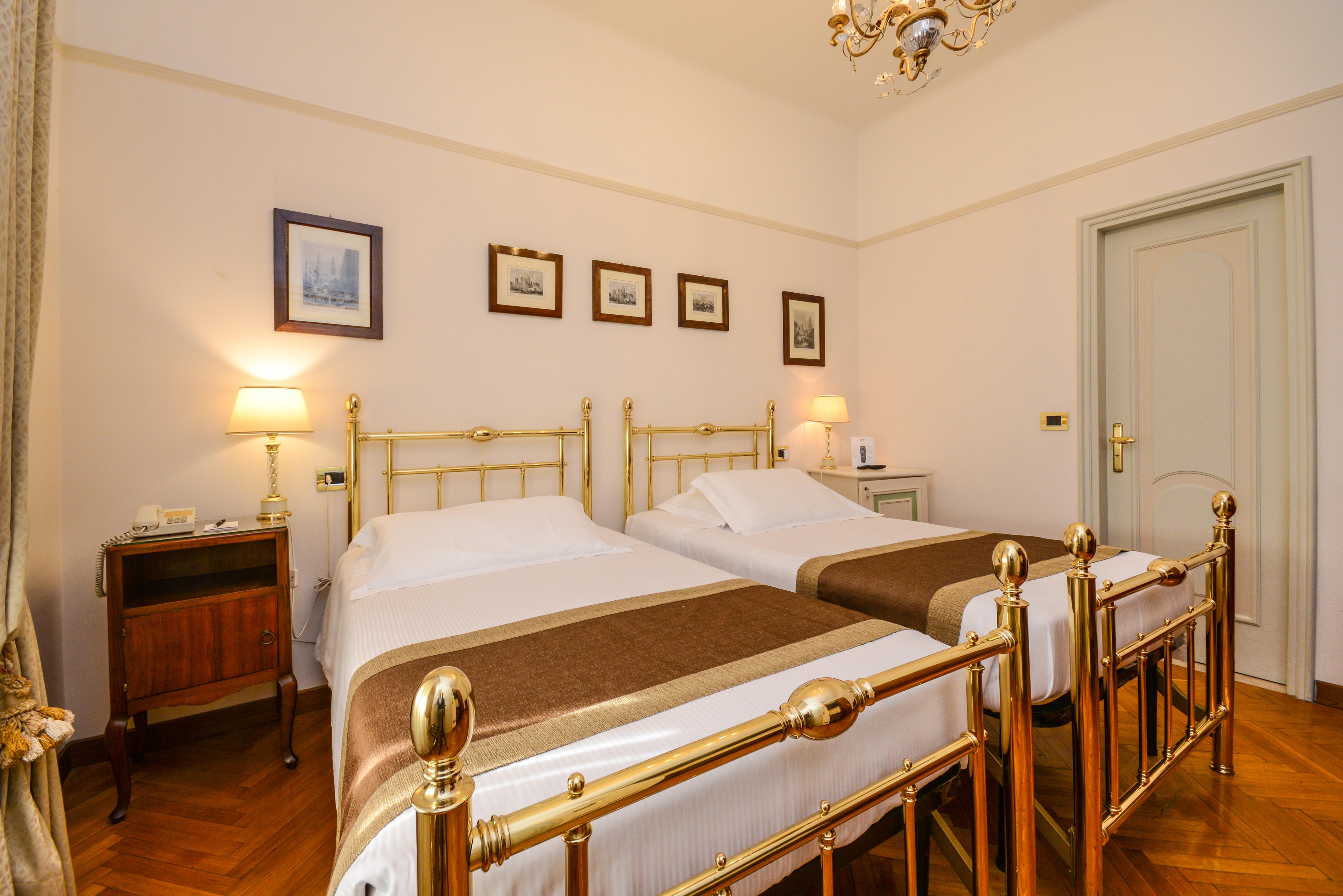 Hotel Vittoria Brescia Exterior foto A room at the hotel