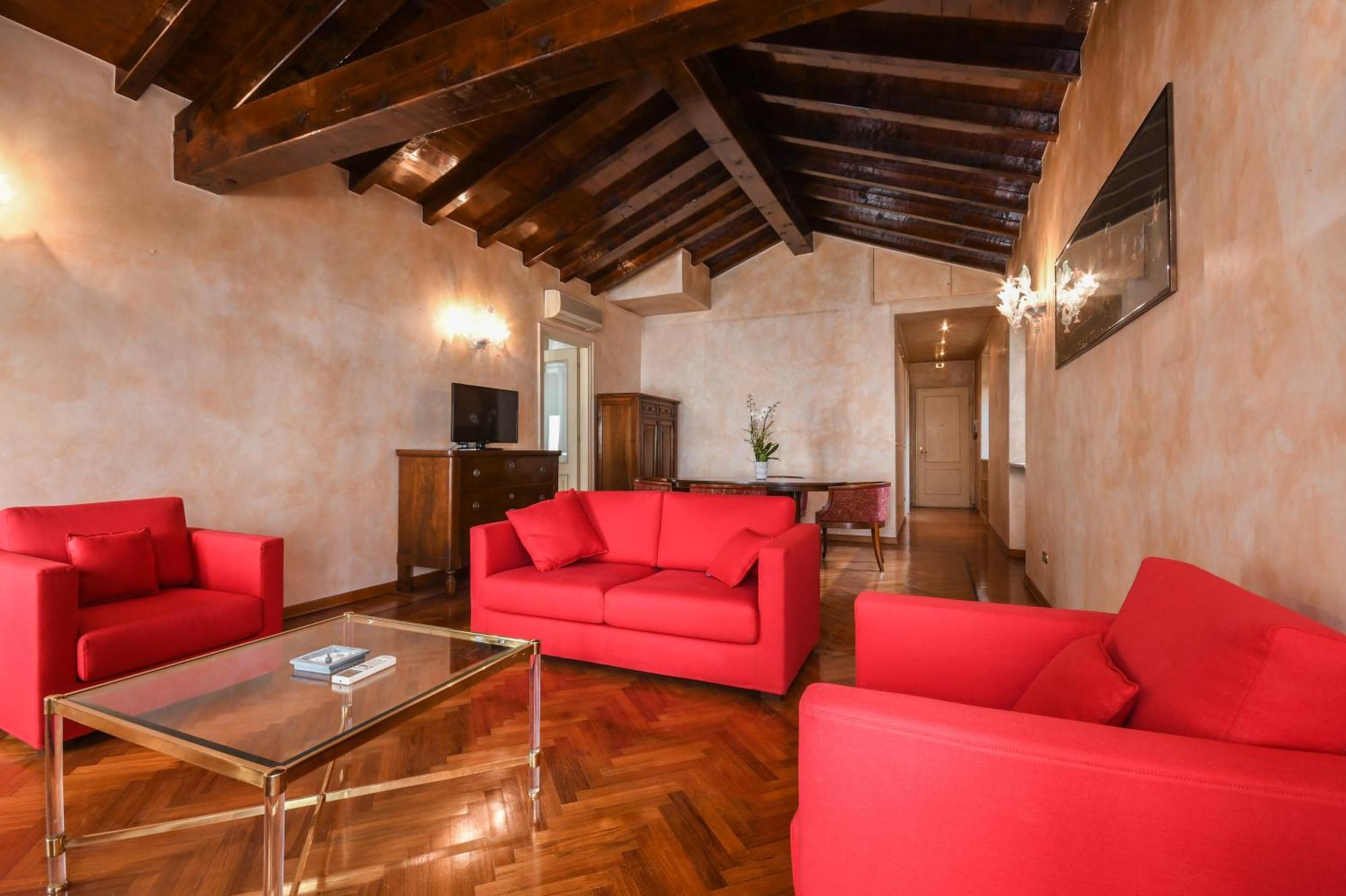Hotel Vittoria Brescia Exterior foto A living room in a suite at the Hotel Excelsior