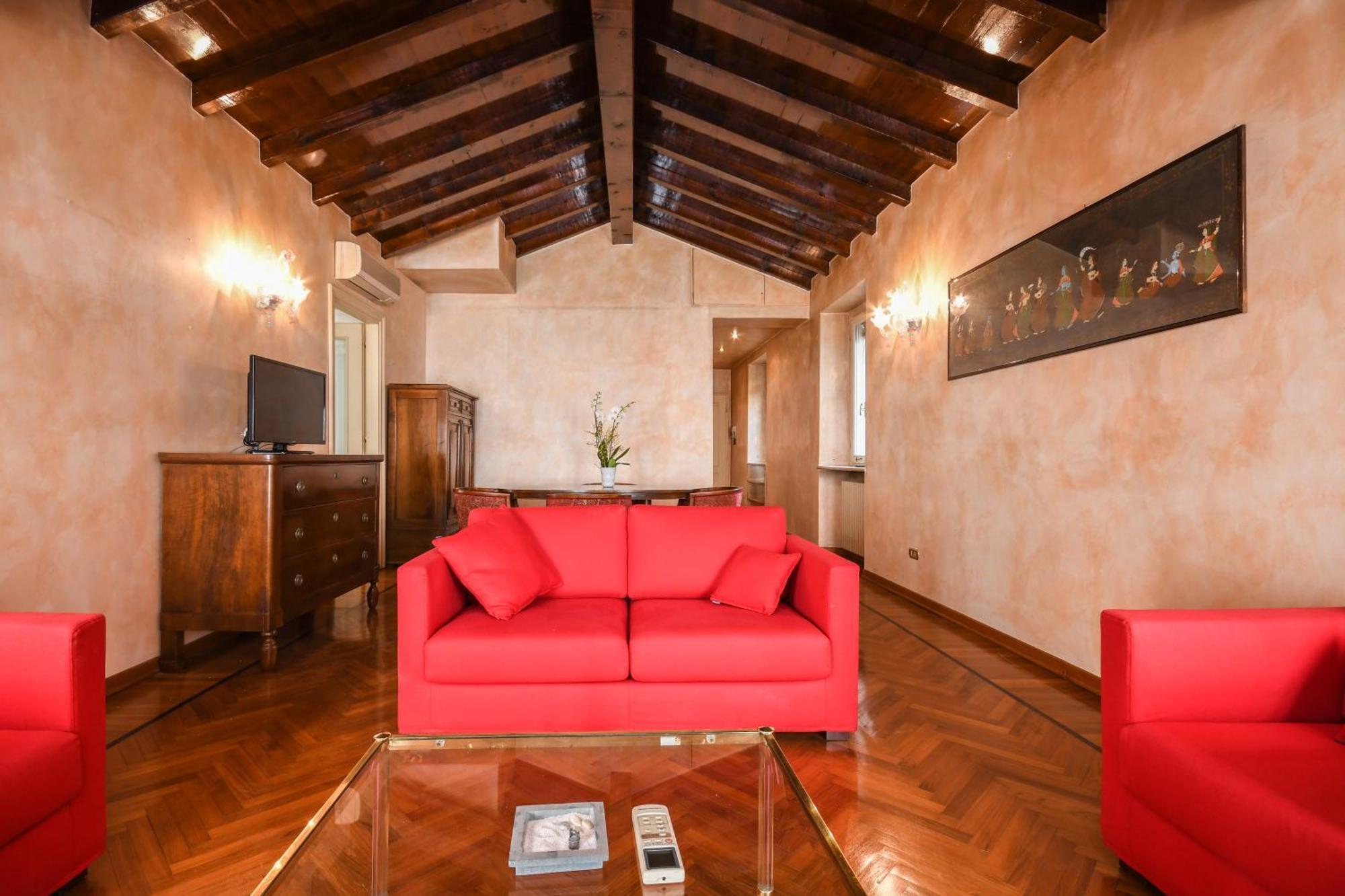 Hotel Vittoria Brescia Exterior foto A living room in a suite at the hotel