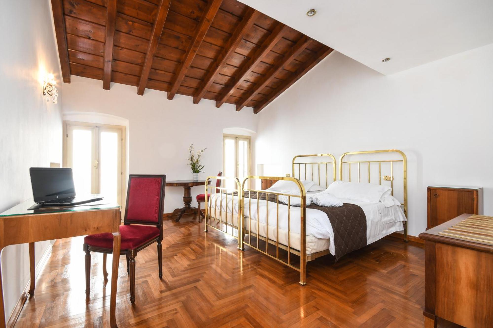 Hotel Vittoria Brescia Exterior foto A room at the hotel
